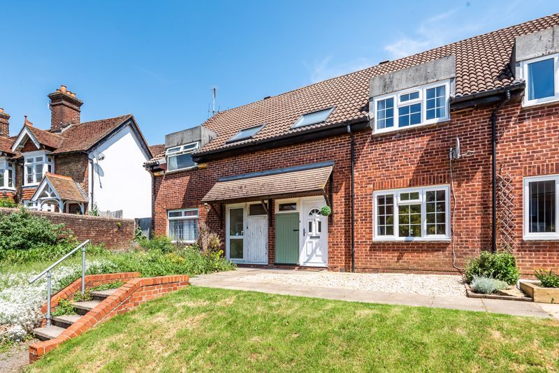3 bed terraced house to rent in Hare Lane, Godalming GU7, £1,600 pcm