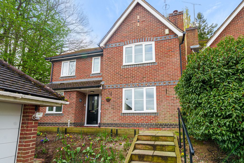 4 bed detached house for sale in Hunters Chase, Caversham Heights