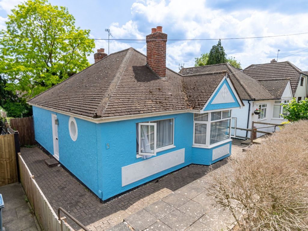 2 bed bungalow for sale in Mazoe Road, Stortford CM23, £