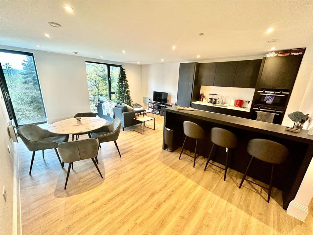 2 bed flat to rent in Hallam Towers, 272A Fulwood Road, Sheffield S10