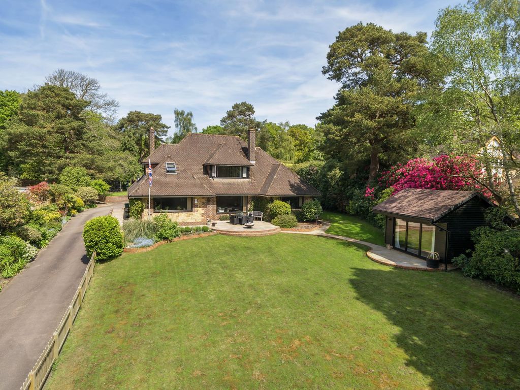 4 bed detached house for sale in Rock Road, Storrington RH20, £