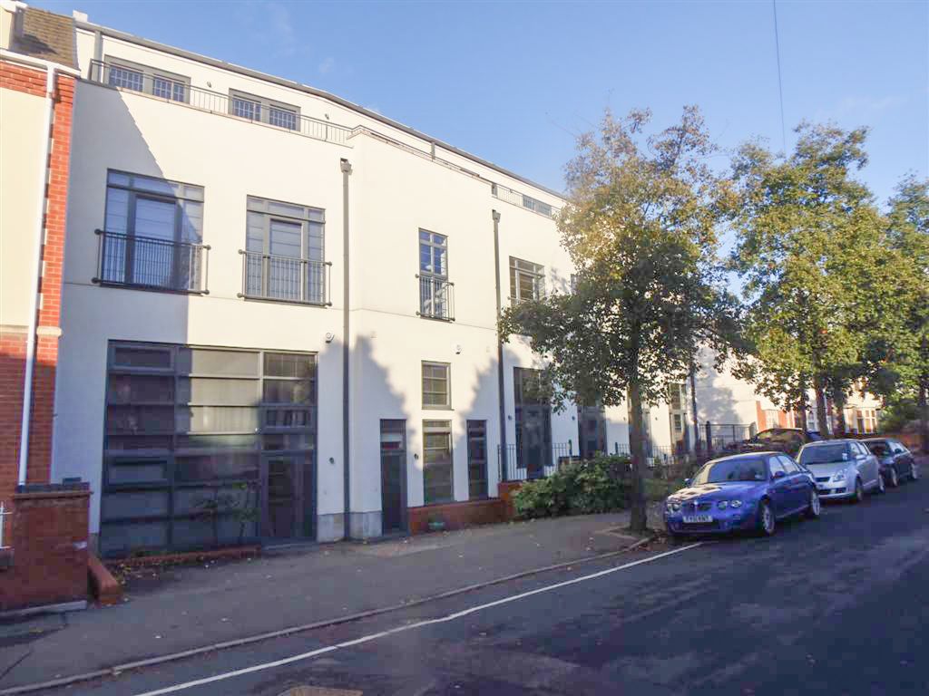 2 bed flat to rent in Wallis Court, Knighton Church Road, South