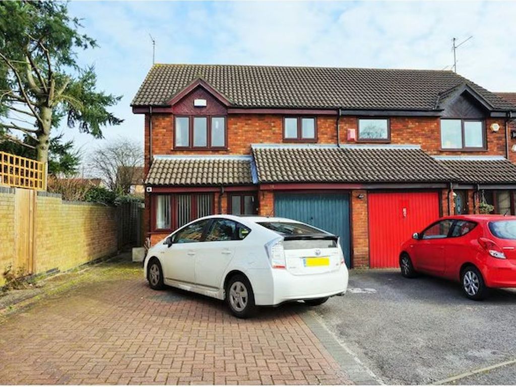 3 bed semidetached house to rent in Westminster Way, Reading RG6, £