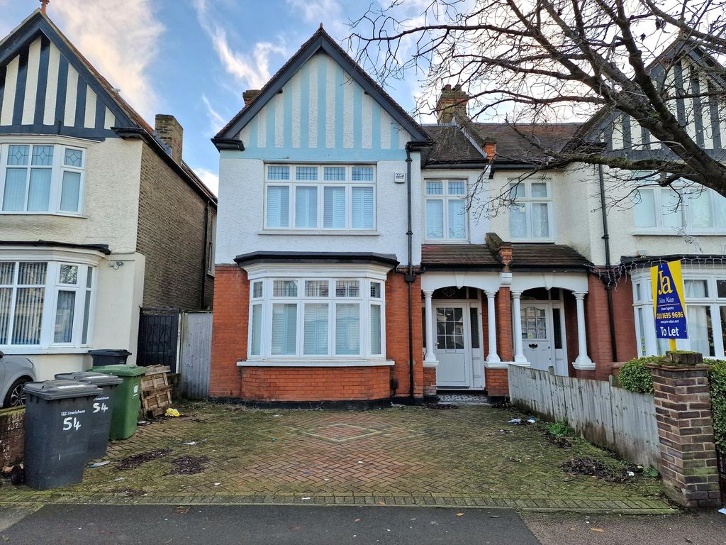 4 bed semidetached house to rent in Bellingham Road, Catford, London