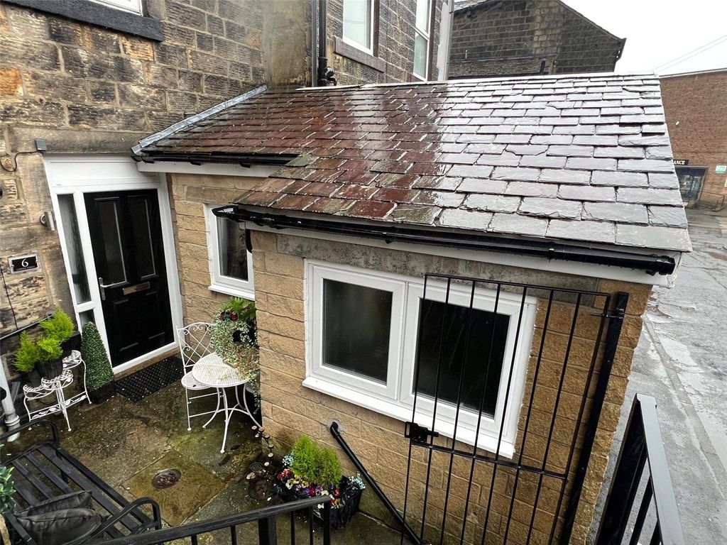 1 bed flat to rent in Cobden Street, Todmorden, West Yorkshire OL14, £