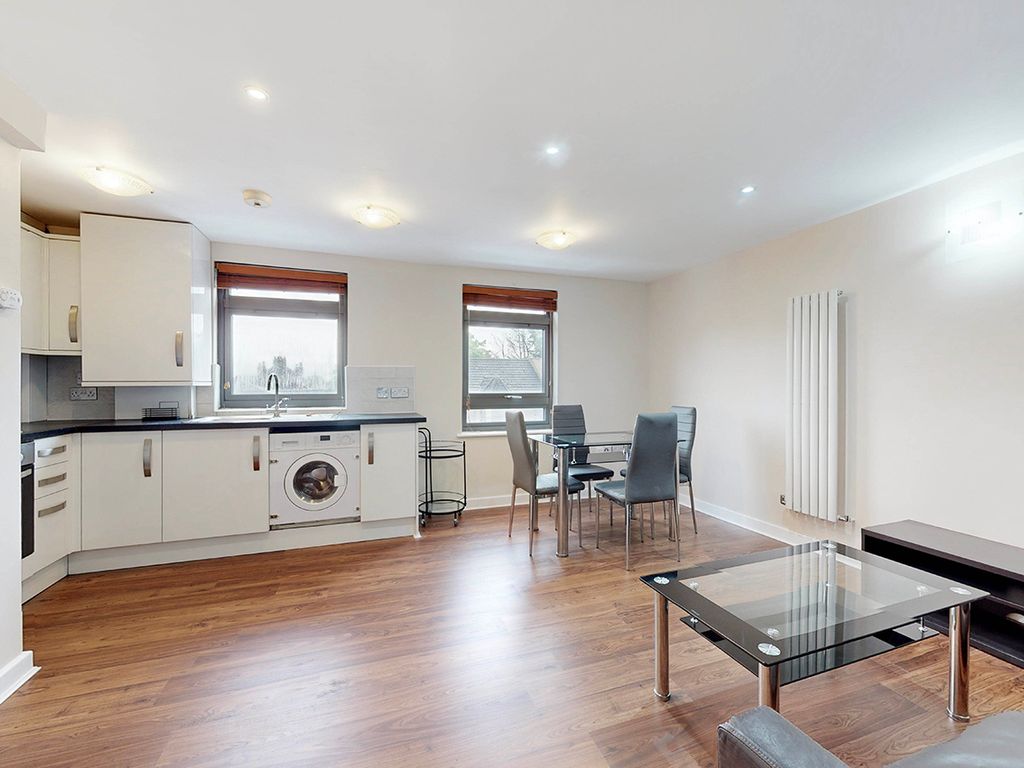 2 bed flat to rent in Green Lane, Ilford IG1, £1,600 pcm Zoopla