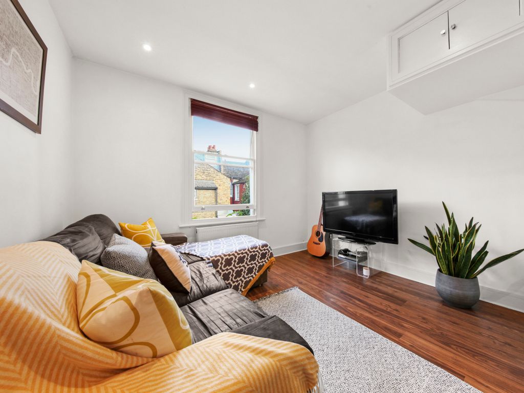 1 bed flat for sale in Garratt Lane, Earlsfield, London SW18, £275,000