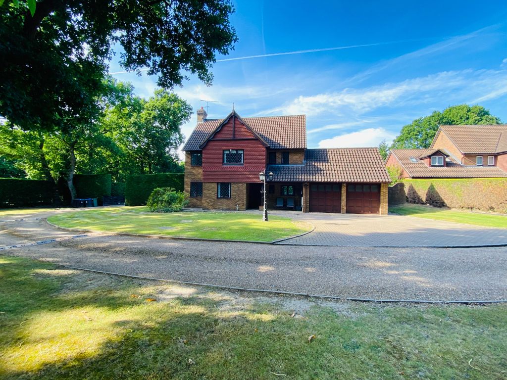 4 bed detached house for sale in Elmgrove Close, Knaphill, Woking GU21