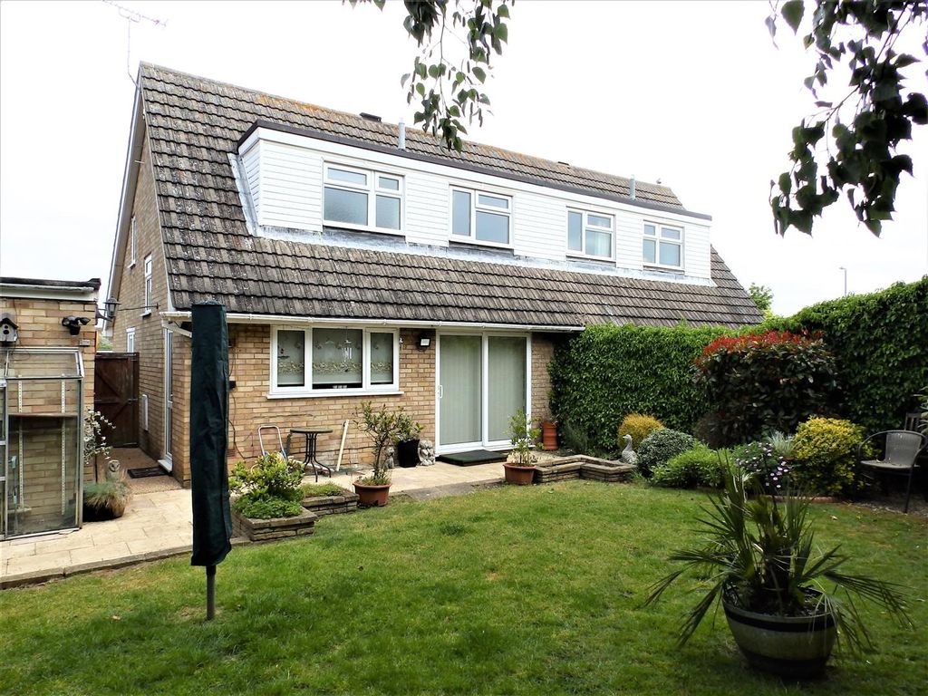 3 bed semidetached house for sale in Hardwick Close, Rushmere St