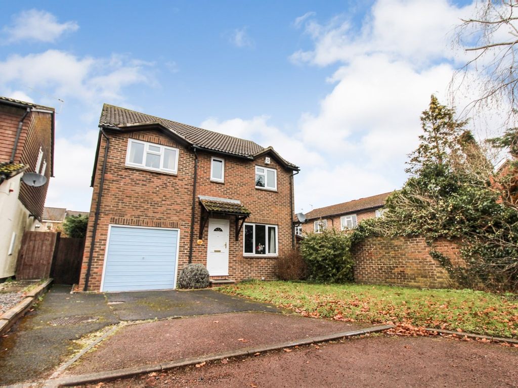 4 bed detached house for sale in Rushmoor Gardens, Calcot, Reading RG31
