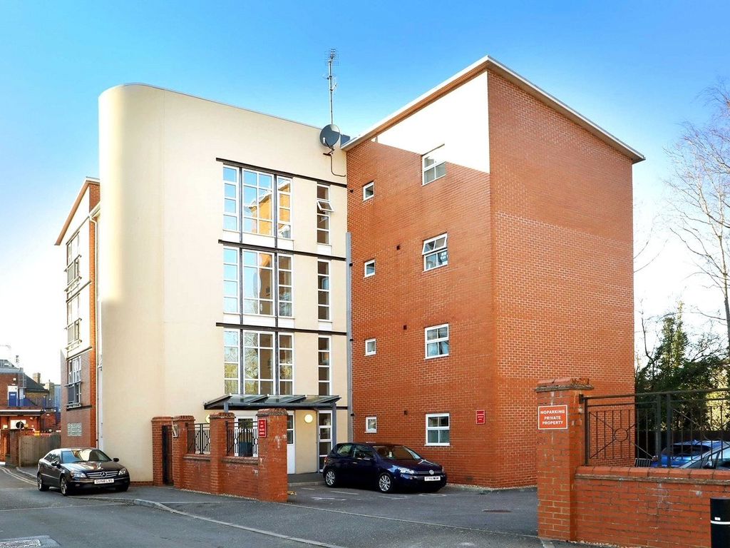 1 Bed Flat To Rent In Callingham Court, Post Office Lane, Beaconsfield ...