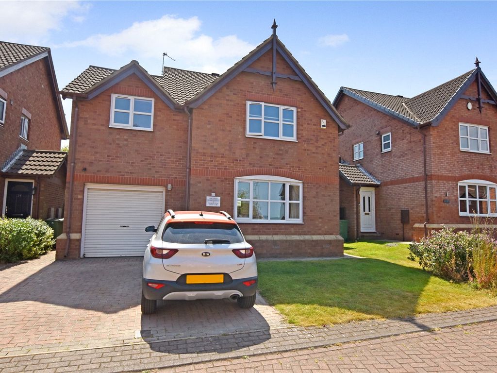 4 bed detached house for sale in Moor Knoll Drive, East Ardsley
