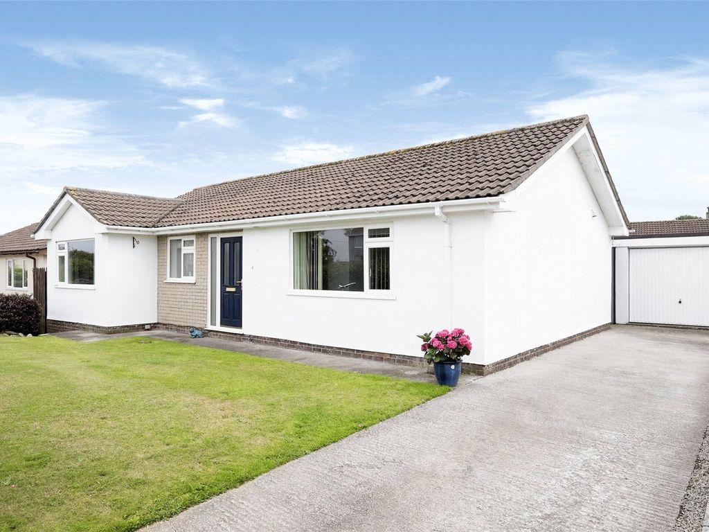 3 bed bungalow for sale in Avenue, Helston, Cornwall TR13, £