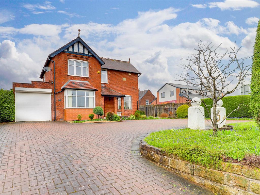 3 bed detached house for sale in Watnall Road, Hucknall