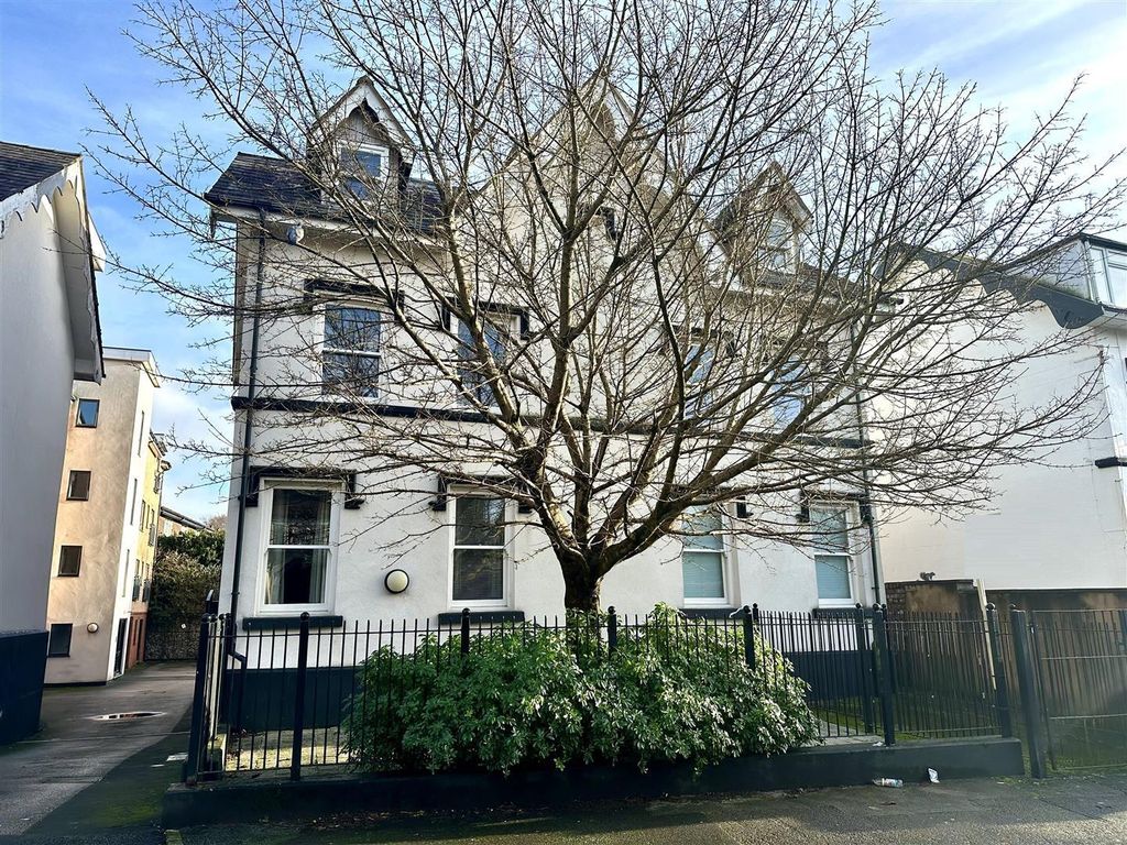 2 bed flat for sale in Travellers Court, Aigburth Vale, Liverpool L17