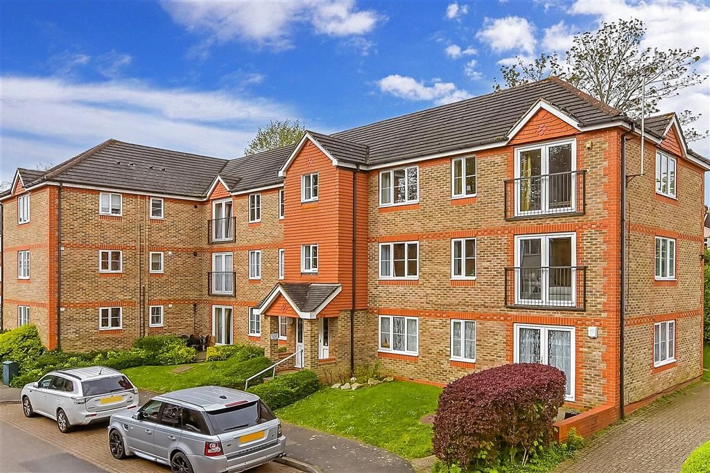 2 bed flat for sale in Sevenoaks Close, Belmont Heights, Sutton, Surrey