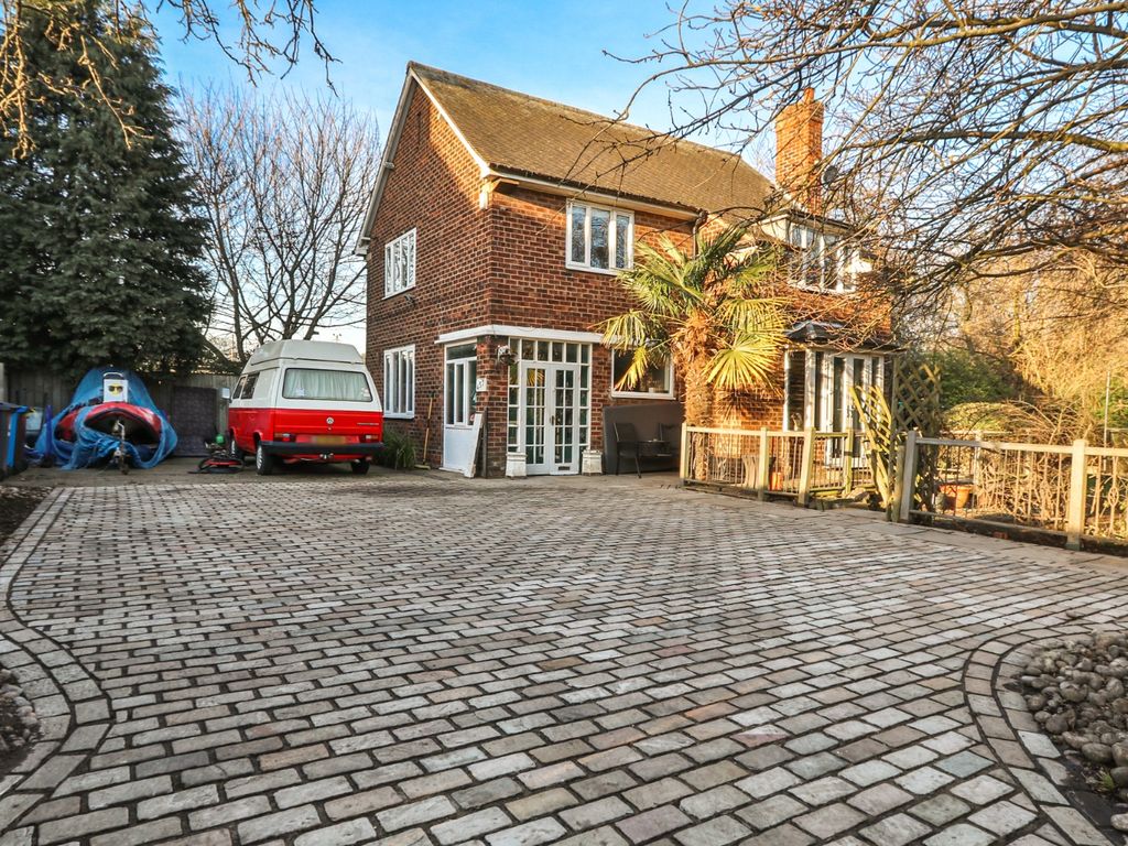 3 bed detached house for sale in Holderness Road, Hull, East Riding Of Yorkshire HU8, £250,000