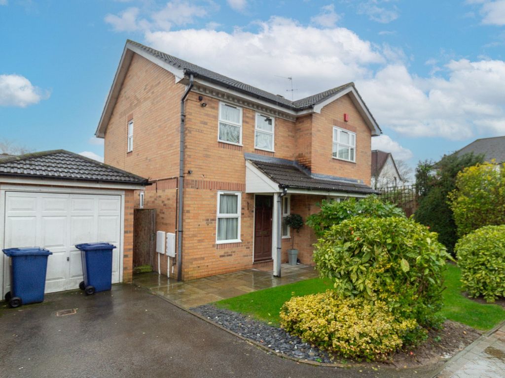 4 bed detached house for sale in Glendevon Close, Edgware HA8, £750,000