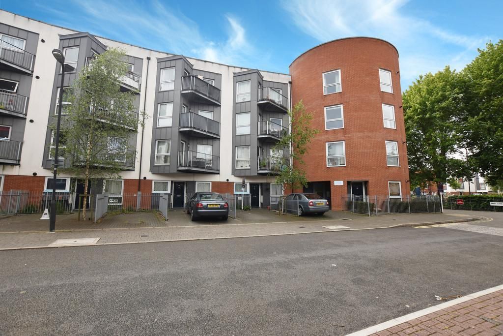 2 bed flat to rent in Eagle Court, Drinkwater Road, Harrow HA2, £1,895