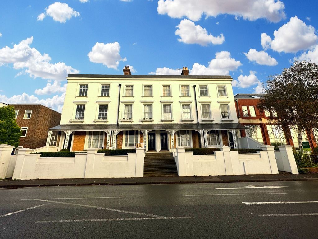 3 bed flat to rent in East Street, Farnham GU9, £2,250 pcm Zoopla