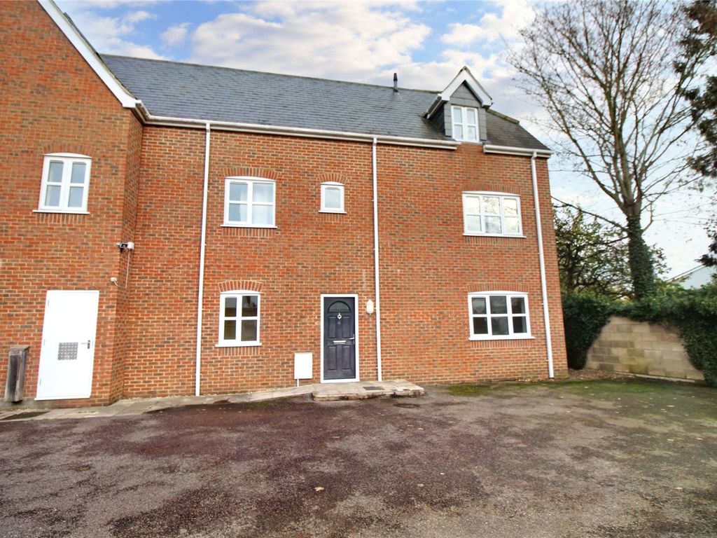 2 bed flat to rent in Oxford Street, Lambourn, Berkshire RG17, £950 pcm