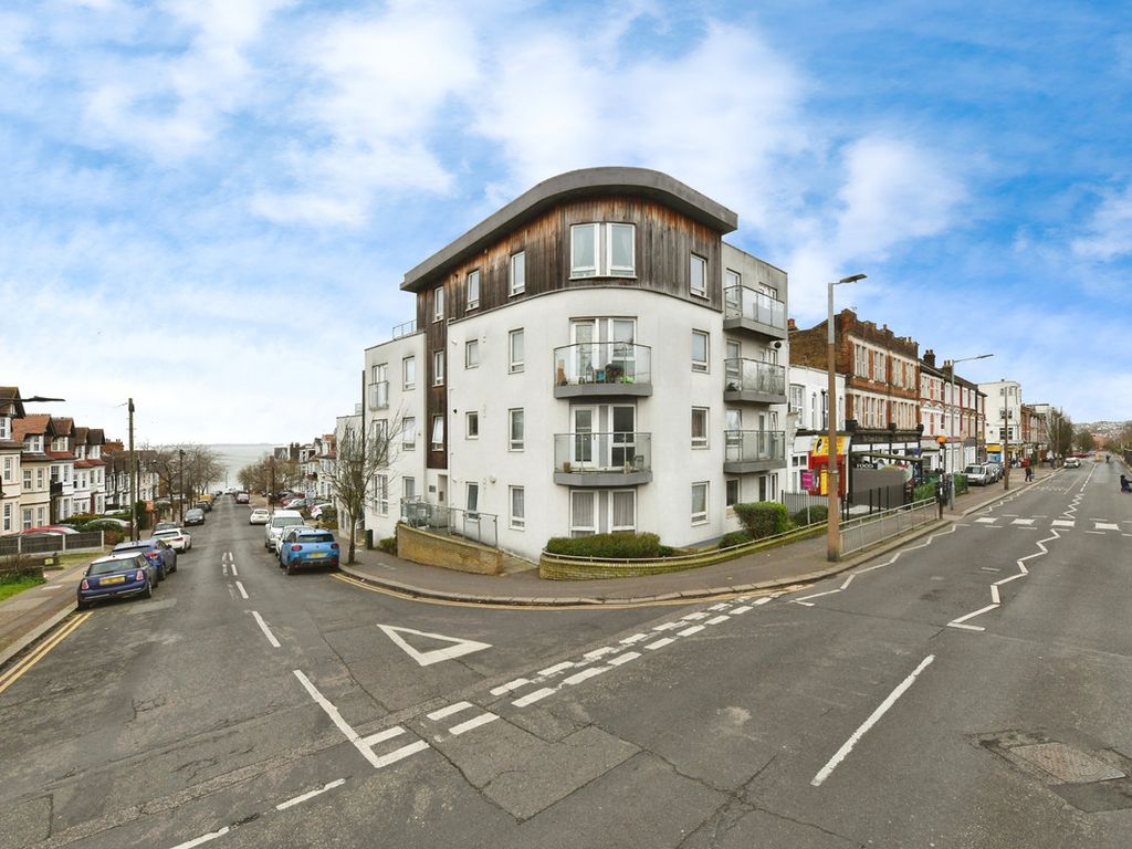2 bed flat for sale in Palmerston Road, WestcliffOnSea SS0, £300,000