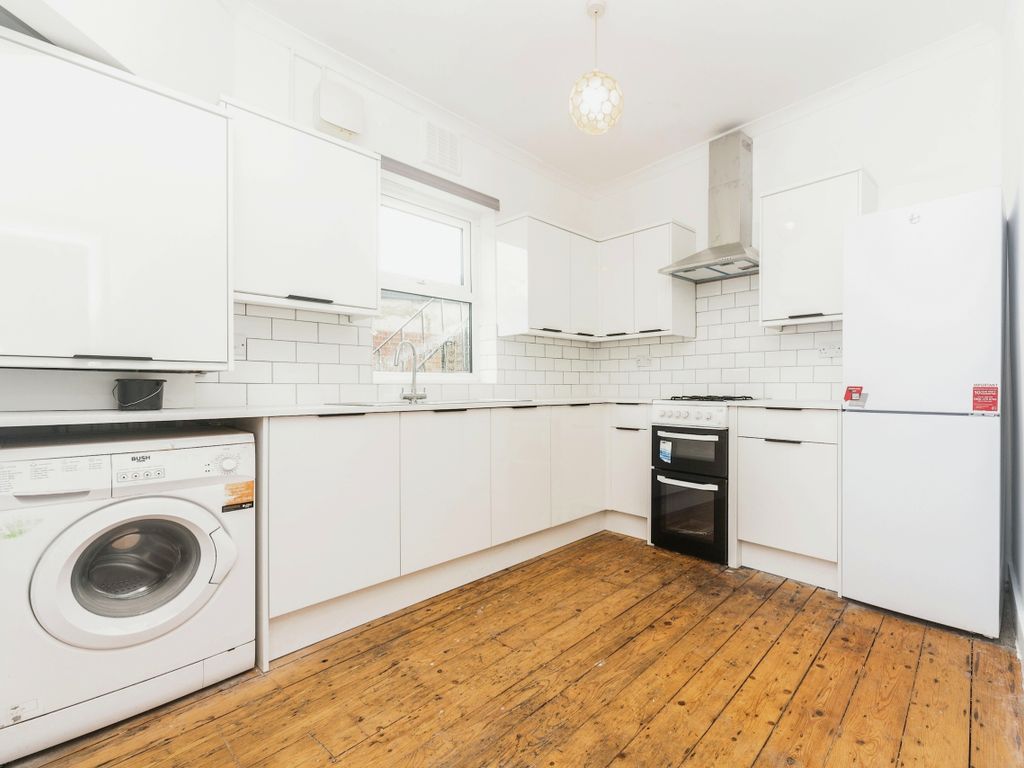 2 bed flat to rent in Oakwood Avenue, Mitcham, Surrey CR4, £1,500 pcm