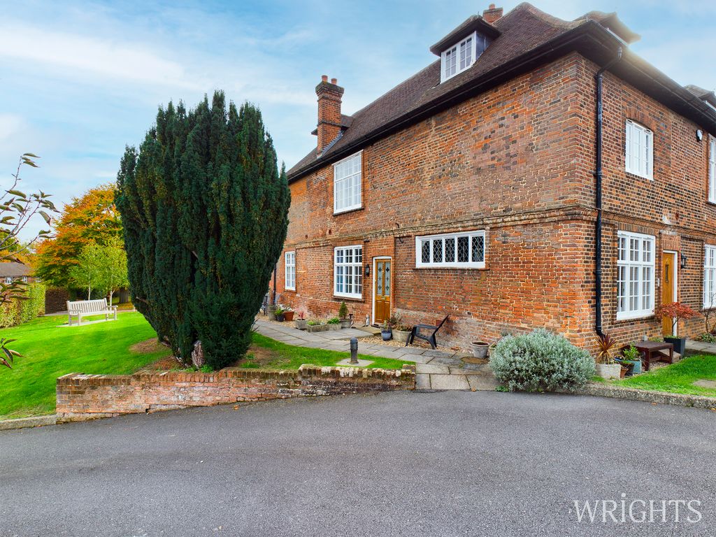 2 bed flat to rent in Digswell Rise, Welwyn Garden City AL8, £1,700 pcm