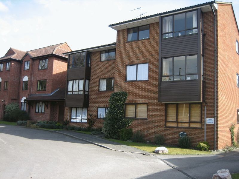 1 bed flat to rent in Belmont Road, Leatherhead KT22, £995 pcm Zoopla