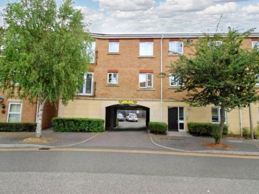 2 bed flat to rent in Windermere Avenue, PurfleetOnThames RM19, £