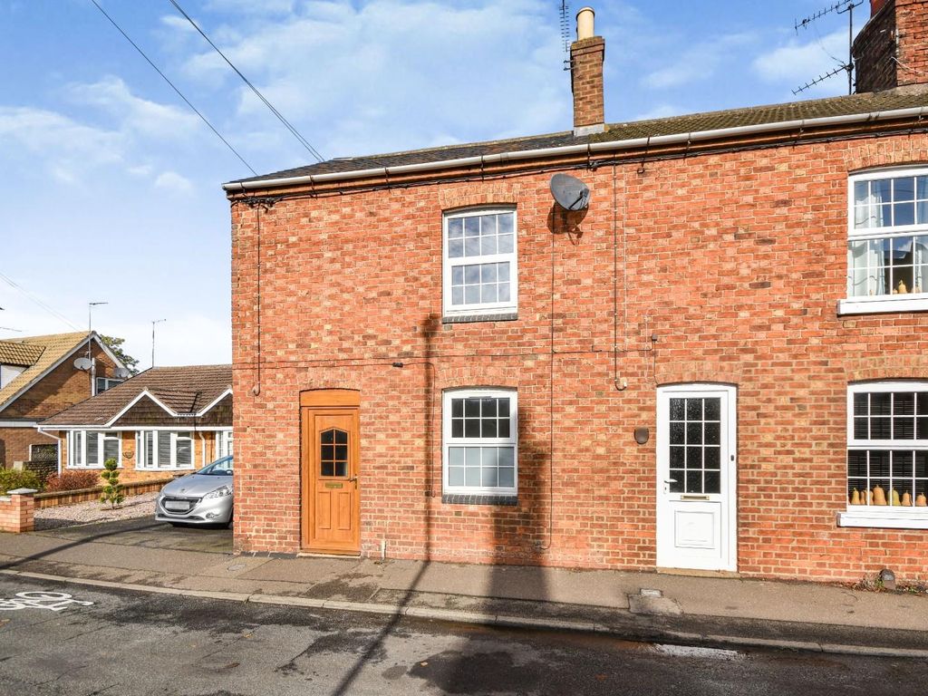 2 bed end terrace house to rent in High Street, Hardingstone