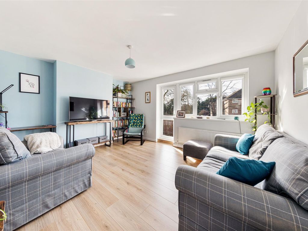 2 bed flat for sale in Chigwell Road, London E18, £325,000 Zoopla