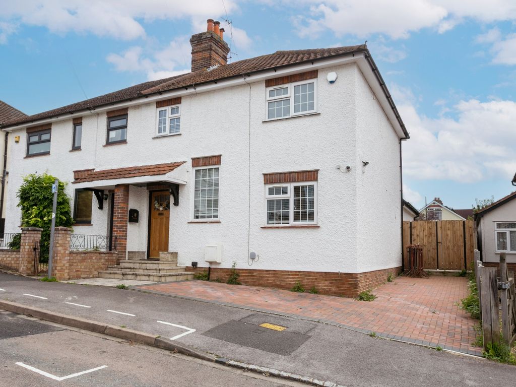 3 bed semidetached house for sale in Rosebery Avenue, High