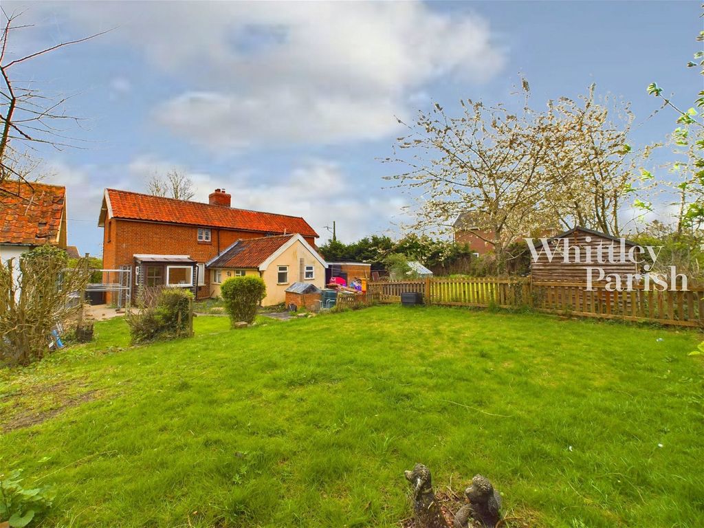 3 bed semidetached house for sale in Cross Street, Hoxne, Eye IP21, £