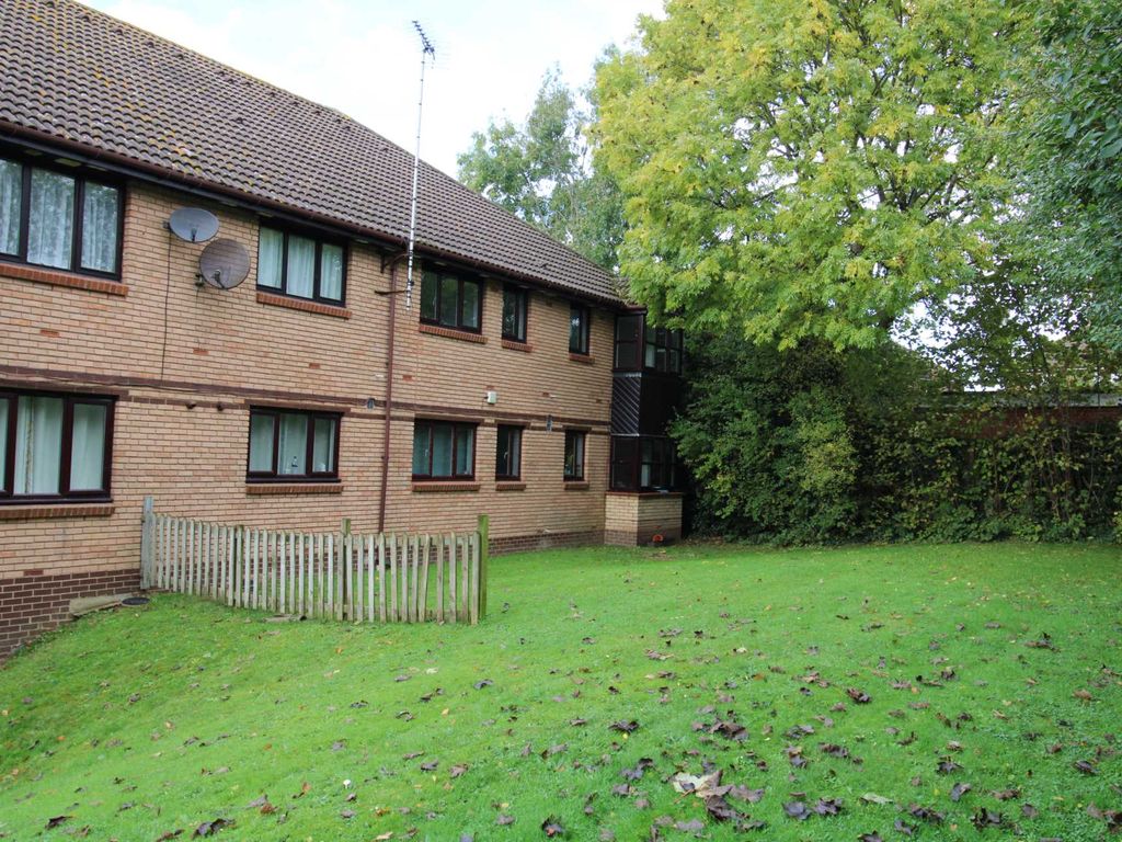 2 bed flat to rent in Bornedene, Potters Bar EN6, £1,400 pcm Zoopla