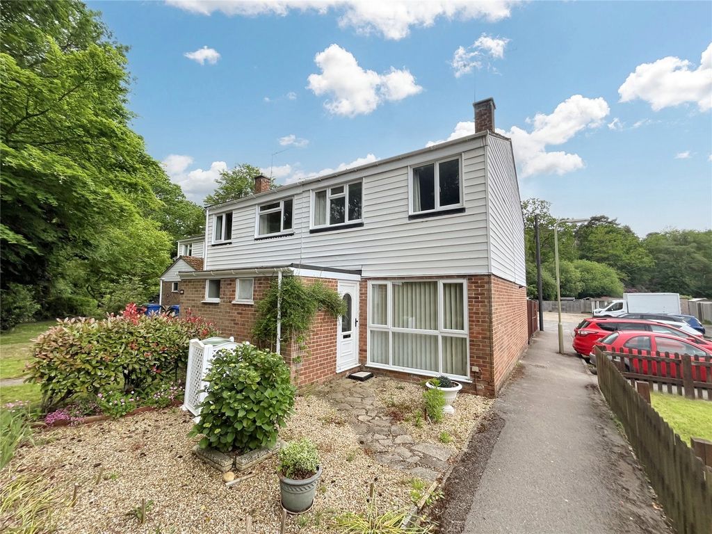 3 bed end terrace house for sale in Pinewood Park, Farnborough