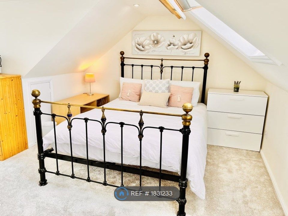 Studio to rent in Ridgeway Avenue, EN4, £1,100 pcm Zoopla