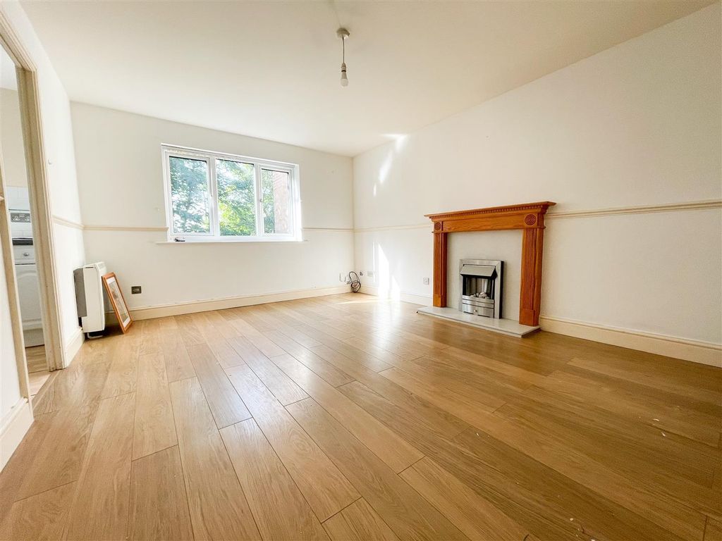 2 bed flat to rent in Conway Gardens, Grays RM17 Zoopla