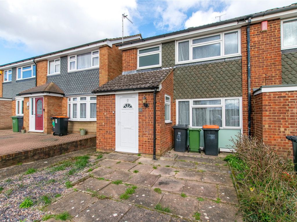 3 bed end terrace house for sale in Cheyne Close, Dunstable