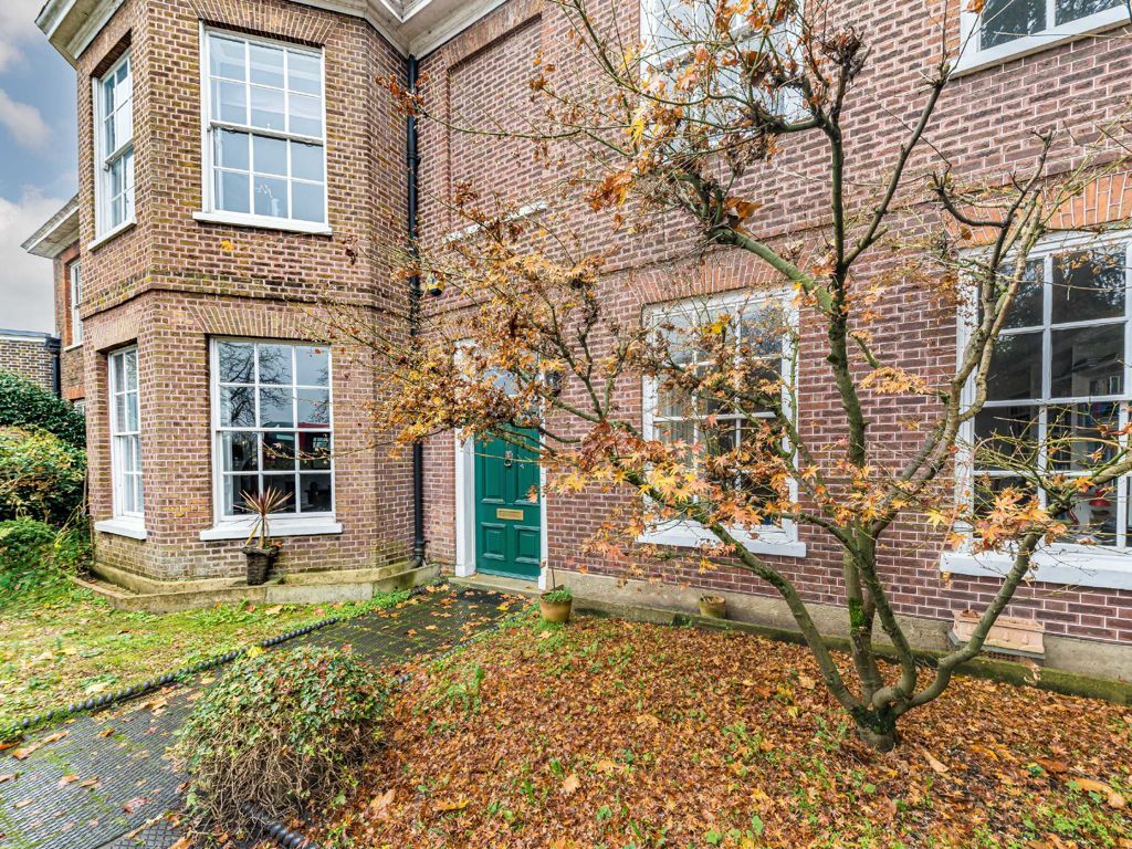 6 bed detached house to rent in Hampton Court Road, East Molesey KT8, £