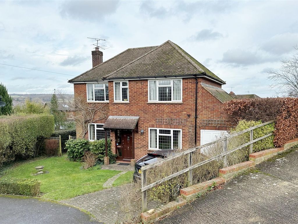 Garth Close, Farnham GU9  