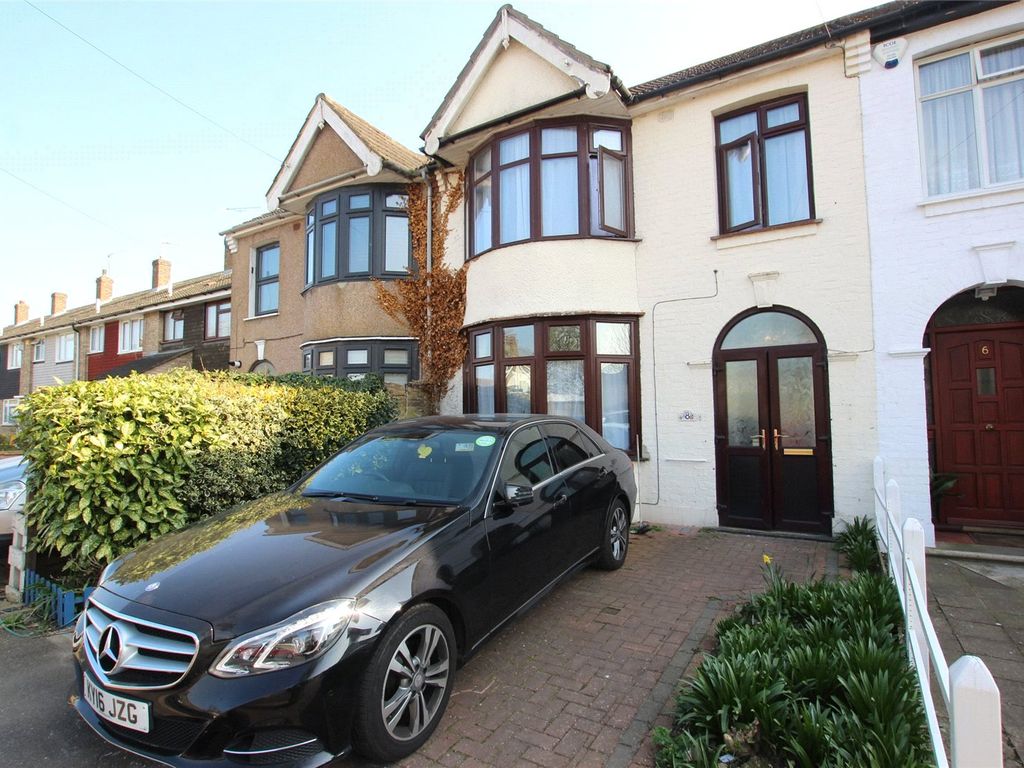 3 bed detached house to rent in Arterial Avenue, Rainham RM13, £1,900