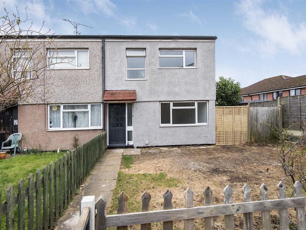 3 bed end terrace house for sale in Helmsdale Close, Tilehurst, Reading