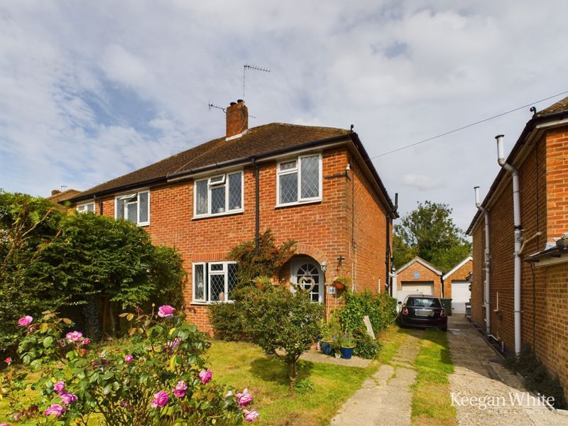 3 bed semidetached house for sale in Fairfields, Great Kingshill, High