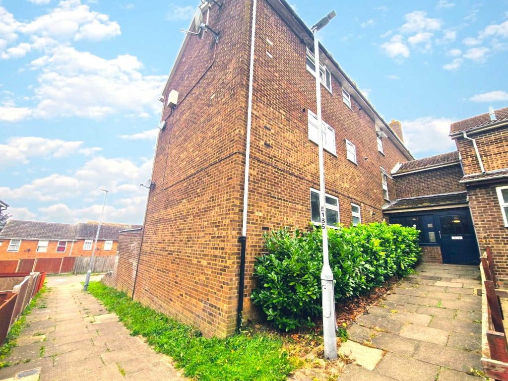 2 bed flat to rent in Wexham Close, Luton LU3, £1,250 pcm Zoopla