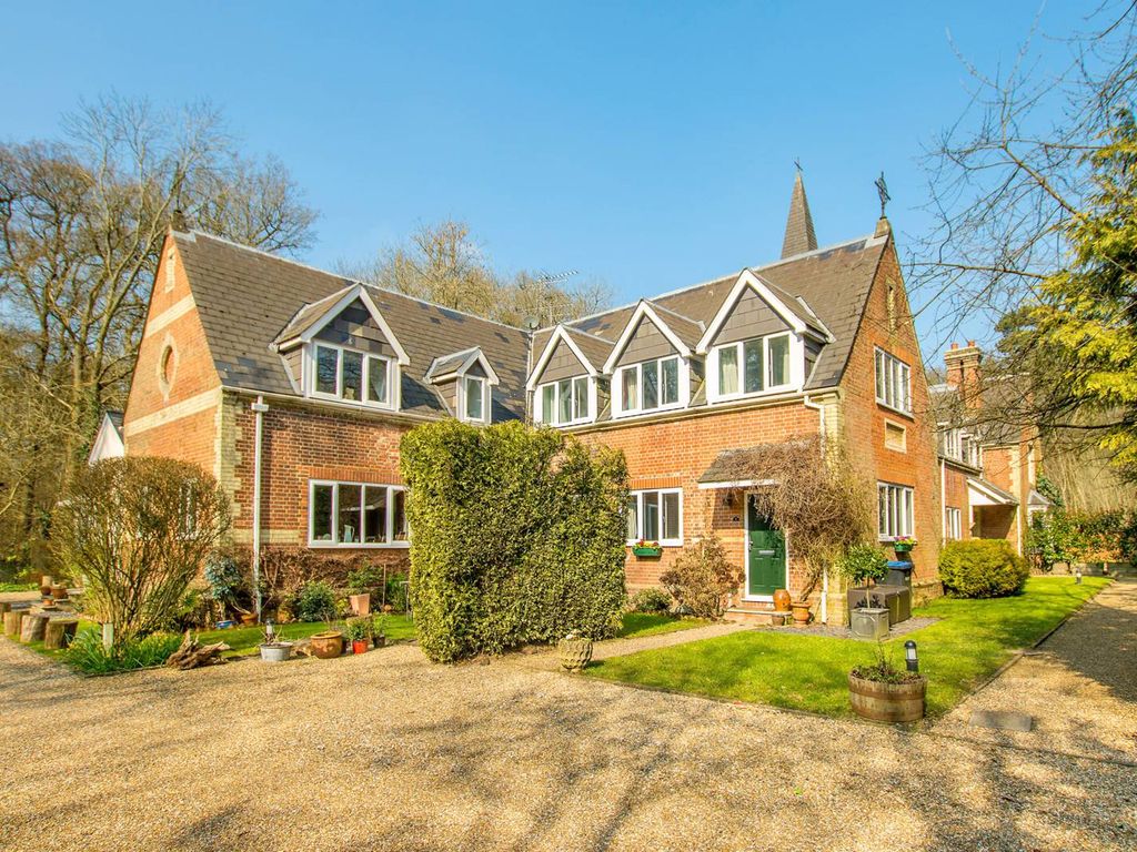 3 bed to rent in Guildford Road, Ottershaw, Chertsey KT16, £