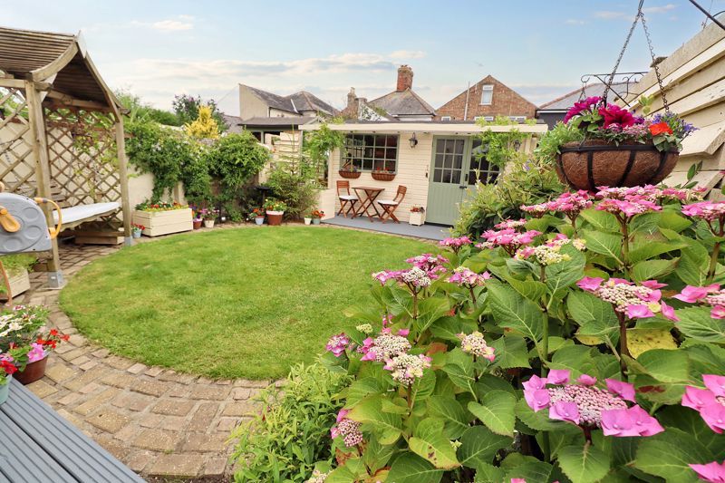 3 bed detached house for sale in New Street, Brightlingsea CO7, £