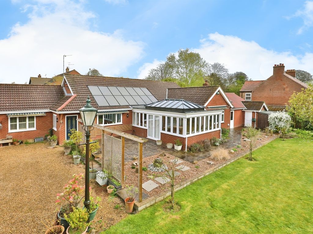 4 bed detached bungalow for sale in Victoria Lane, Fakenham NR21, £