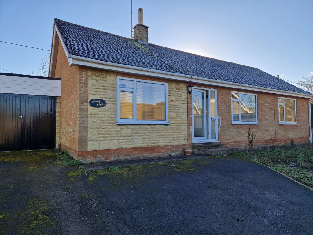 3 bed detached bungalow to rent in Park Road, Hook Norton, Oxon OX15, £