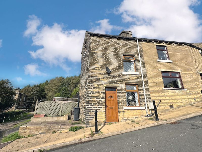 2 bed terraced house to rent in Trooper Lane, Southowram, Halifax HX3
